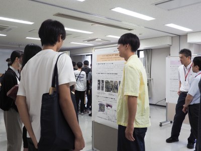 20_ポスター説明の様子_P8070171.JPG