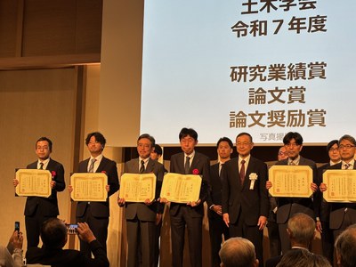 修士課程学生(研究当時)の松永透⾺ さん、本間亮介 特定助教、⼤下和徹 准教授、⽵内悠 特定講師、⻄村⽂武 教授、⾼岡昌輝 教授が公益社団法人土木学会 令和7年度土木学会論文賞を受賞されました。