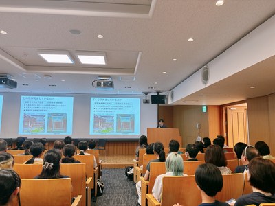 5_自身の研究テーマについて話す長谷川さん8815.JPG