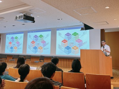 2_工学部の概要を説明する高橋良和先生28800.JPG