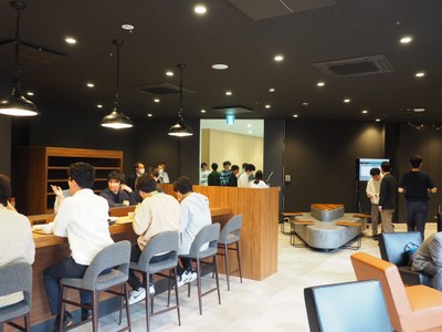 Cクラカフェ感謝状贈呈(学生・賑わう様子)