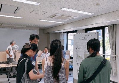 21_ポスター説明の様子.jpg