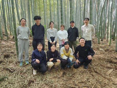 工学部建築学科の学生が梨木神社で萩のアーチトンネル「萩のまにまに」を制作しました。