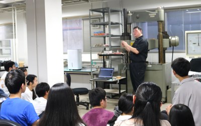 13_約11トンの重さによって破裂した岩石を参加者の皆さんが触れる体験も.JPG