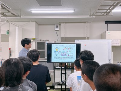 31_模擬実験「未来の水素社会の鍵:光触媒」の様子_8861.JPG