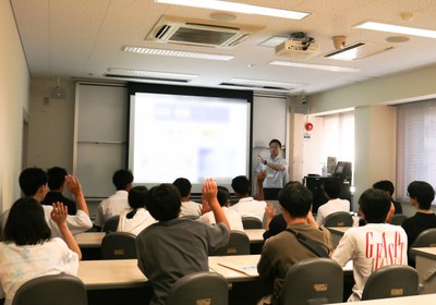 25_(左)研究室見学と(右)ゼミ体験の様子.JPG