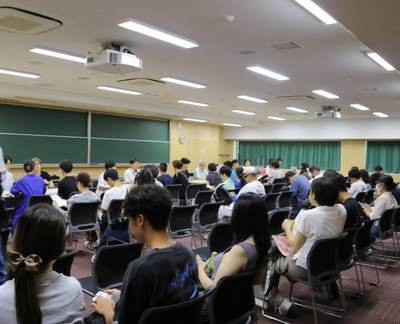 12_相談時間は1人7分程度、教員と現役学生に話が聞ける貴重な機会.JPG