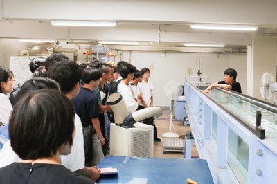 14_人が泳げそうなほど大きな水槽で行われる跳水実験_.JPG