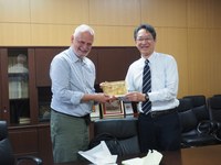 記念品交換_チェコ工科大学20241025.JPG