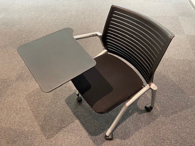 椅子テーブル付き