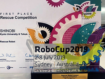 RoboCup世界大会2019の優勝トロフィーと賞状