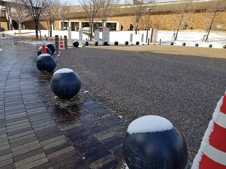 雪の帽子をかぶった石球