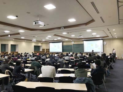 吉田キャンパスN-Sホールで開催された第二期QUEST説明会。 第一期の噂もあり，数多くの学生がQUEST参加に興味を覚えていたことがわかる。 桂と吉田双方のキャンパスで開催された説明会には，合計120名以上の参加者を数えるに至った。