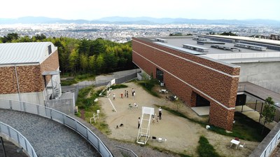 桂キャンパス図書館横広場