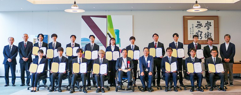 11-集合写真・吉田卒業研究・論文賞.jpg